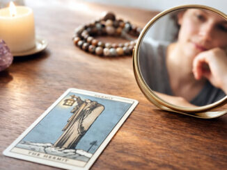 Tarotkarte auf dem Tisch liegend