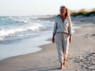 Frau geht entspannt am Strand