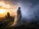 Frau zwischen Licht und Nebel